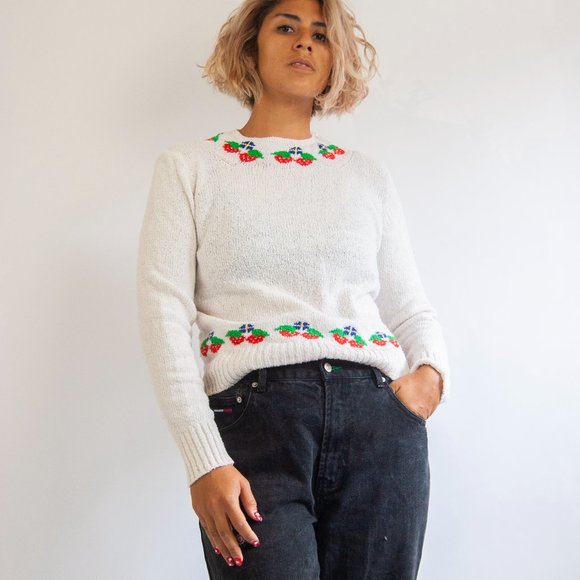 80s Strawberry Trim Sweater L Large / cottage core - Picture 2 of 7